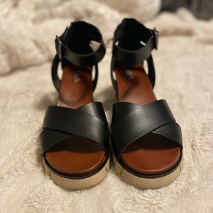 Mia black wedge
